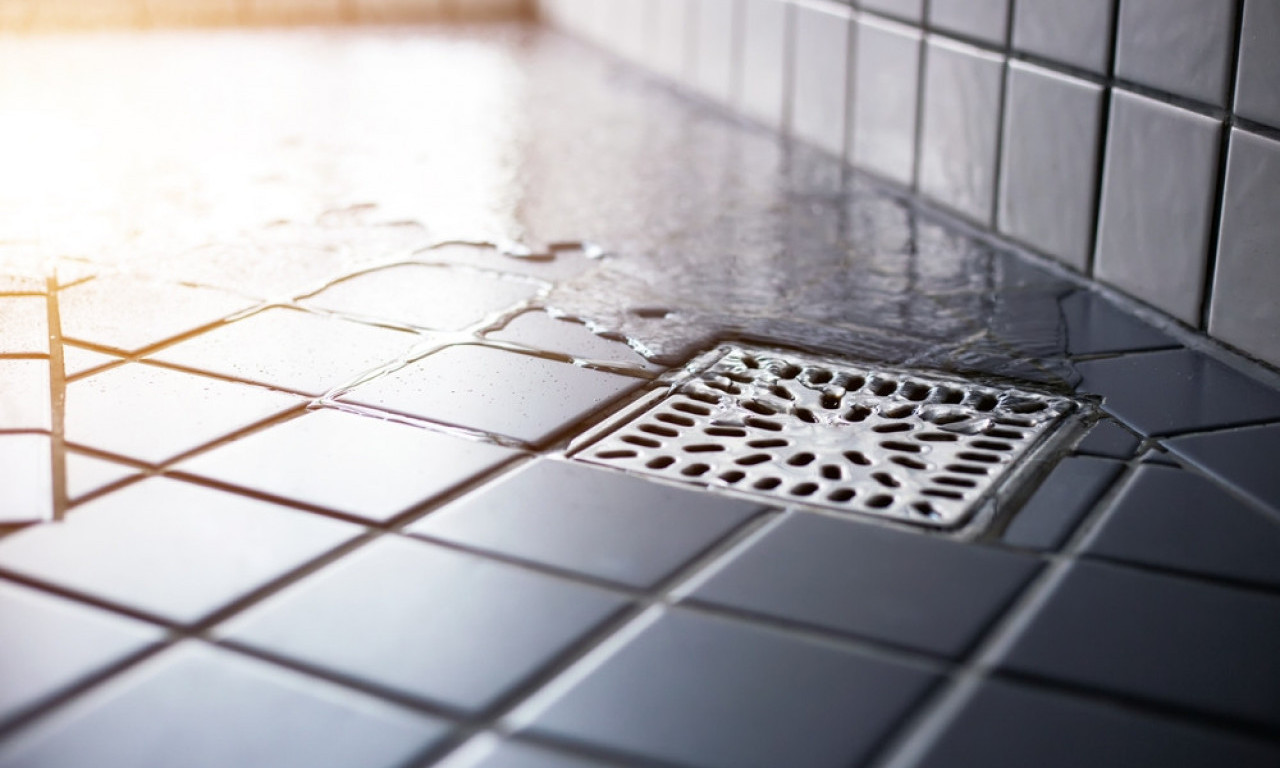 ZAŠTO VAM SE ŠIRI SMRAD IZ KANALIZACIJE KAD PADNE KIŠA? Klapna za odvod rešava stvar za manje od 1.000 dinara