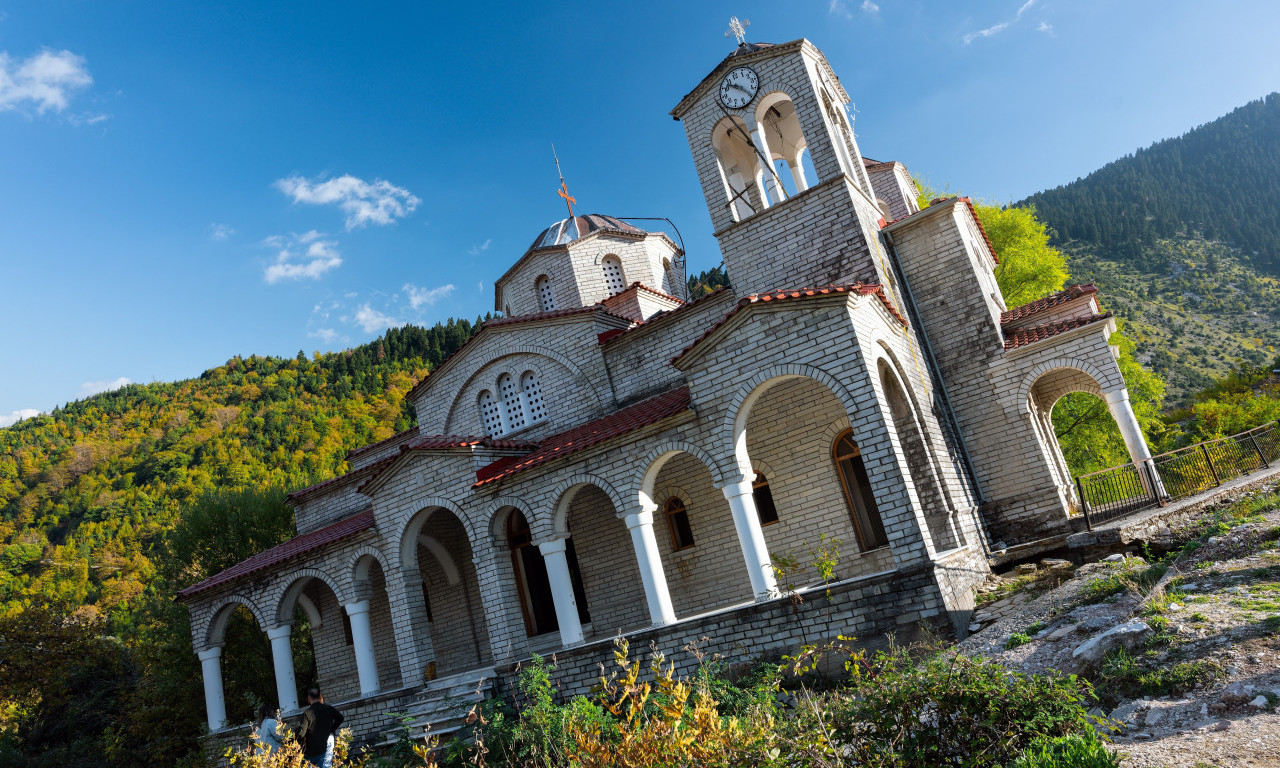 KLIZIŠTE PROGUTALO POLA SELA, ODOLEO SAMO PRAVOSLAVNI HRAM Ova svetinja prkosi gravitaciji i ostavlja posetioce bez reči