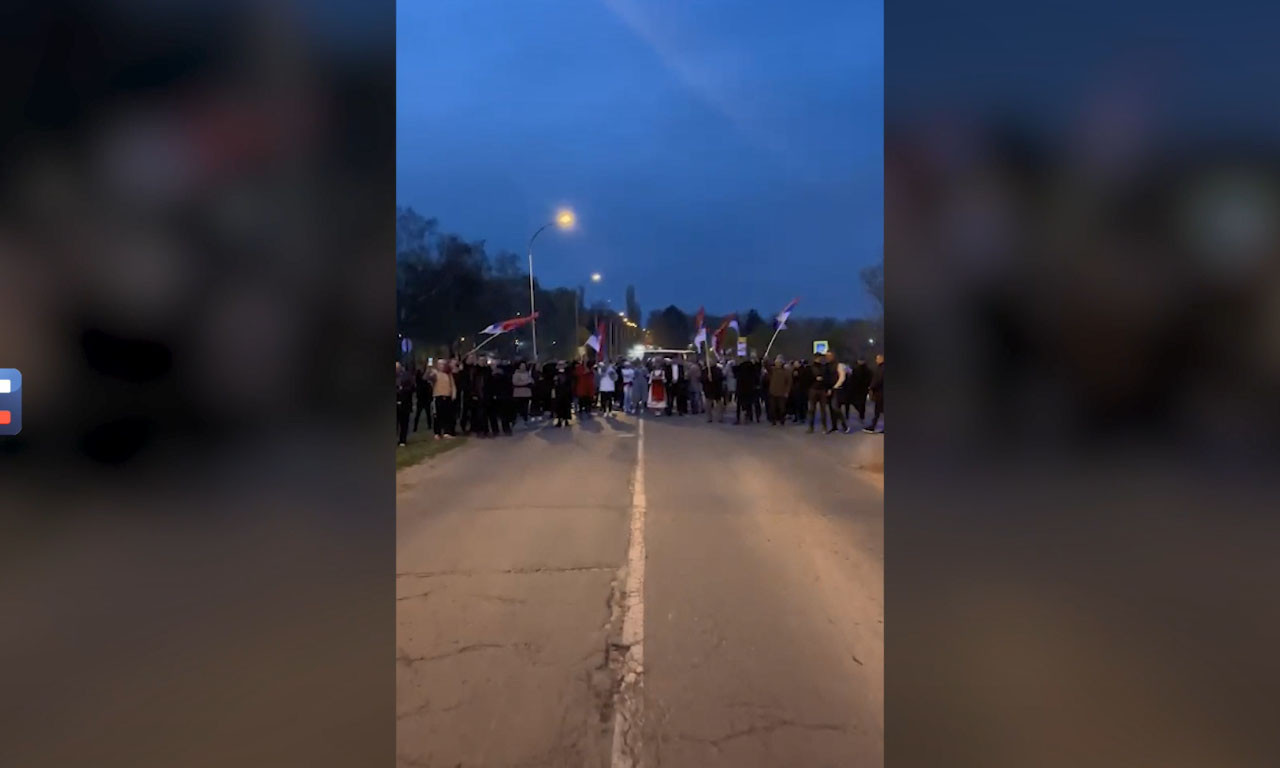DOČEKANI UZ POGAČU I SO Novosađani koji peške idu na veliki skup u Beogradu stigli u Inđiju (VIDEO)