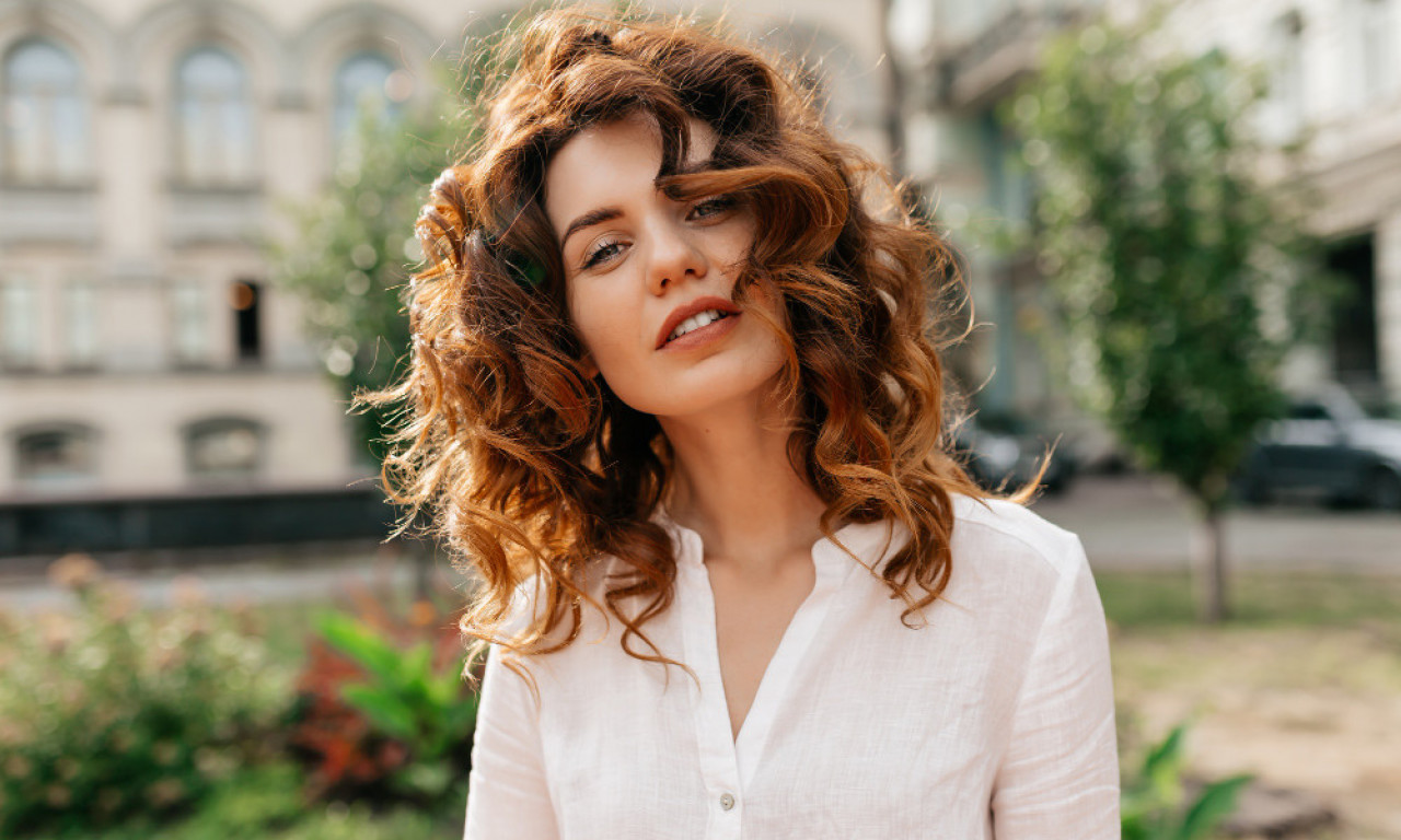 MORATE DA PROBATE OVAJ TRIK Devojka pokazala kako da napravite lokne bez muke (i bez figara!)