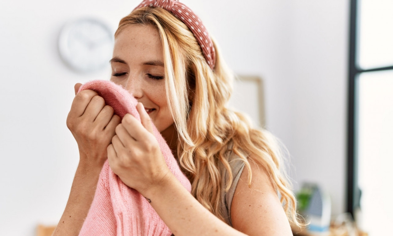 JA JOŠ SPAVAM PO NAVICI U TVOJOJ MAJICI Nauka kaže - mirisanje partnerove odeće smanjuje stres!
