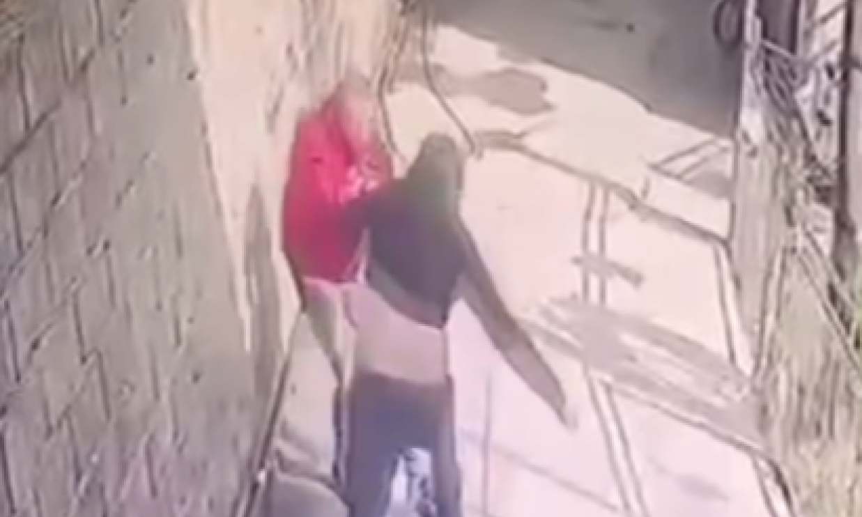 PAZARCI ŠETALI I PRIČALI, A ONDA KRENULI SA MAKLJAŽOM Tokom tuče nasred ulice potegli i nož - prolaznici u šoku (VIDEO)