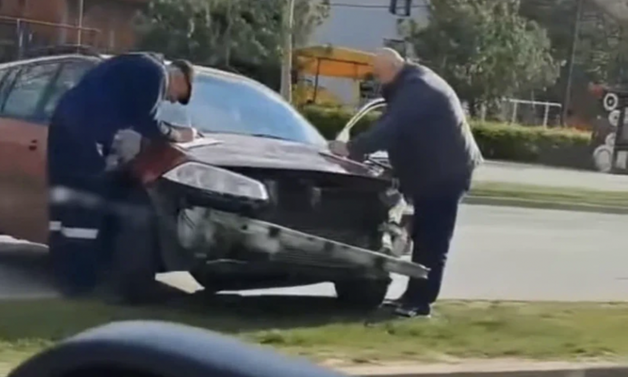 TEŠKA SAOBRAĆAJKA U NIŠU Prednji deo kola uništen, delovi svuda po putu (VIDEO)