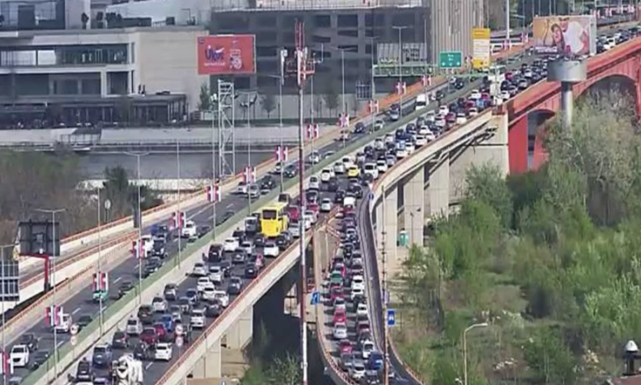 KOLAPS NA MOSTU U BEOGRADU Građani gube strpljenje! Špic je prošao, ali ovde je i dalje haos (FOTO)