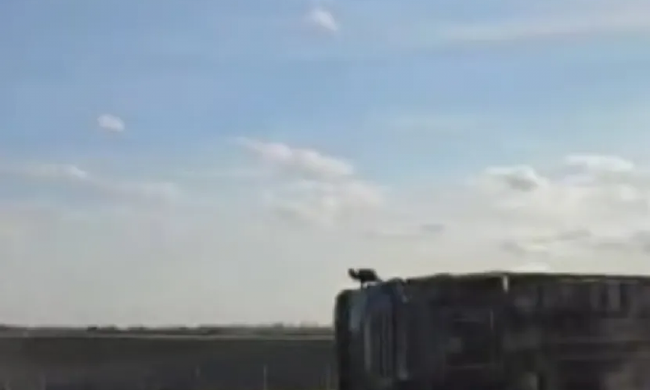 JEZIVA NEZGODA NA AUTO-PUTU ŠID-BEOGRAD Prevrnuo se kamion sa prikolicom (VIDEO)