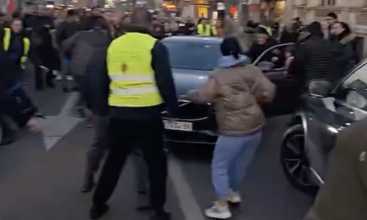 POLICAJCA UDARIO AUTOMOBIL TOKOM BLOKADE KOD VUKOVOG SPOMENIKA Kolima se zaleteo u masu i izazvao težak incident (VIDEO)