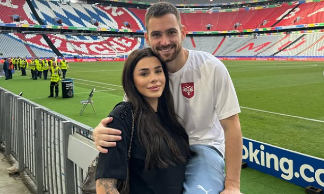 SRPSKI REPREZENTATIVAC ČEKA DRUGO DETE Prelepa Grkinja objavila lepe vesti (FOTO)