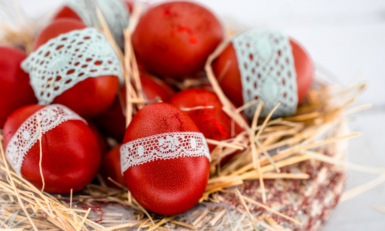 ČIPKANA ČAROLIJA NA TRPEZI Vaskršnja jaja koja izgledaju kao poklon!