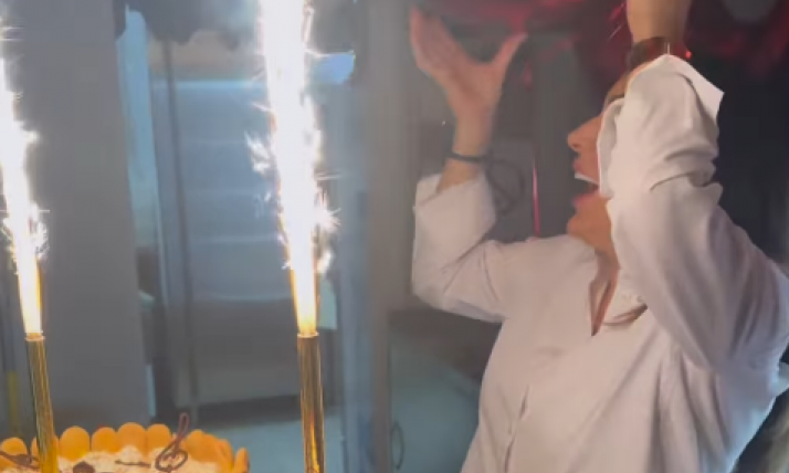 ROMANA PROSLAVILA 50. ROĐENDAN Dve torte, vatromet, baloni i pesma (VIDEO)