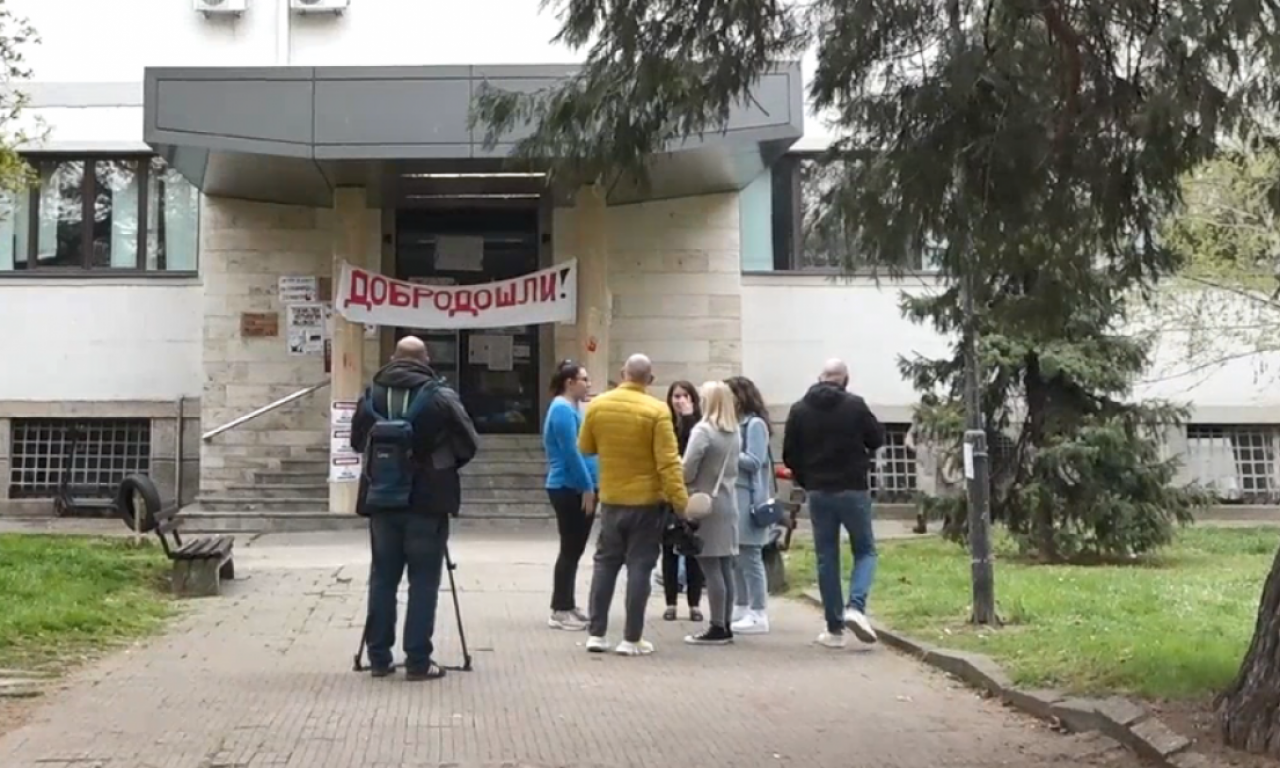STUDENTI U BLOKADI NASTAVLJAJU SA TORTUROM Zaposleni ovog fakulteta danas nisu mogli na posao (VIDEO)
