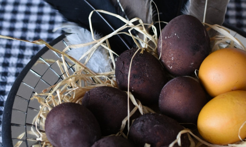 BEZ HEMIJE, SAMO VINO I TRADICIJA Stara tehnika za baršunasti sjaj obojenih jaja