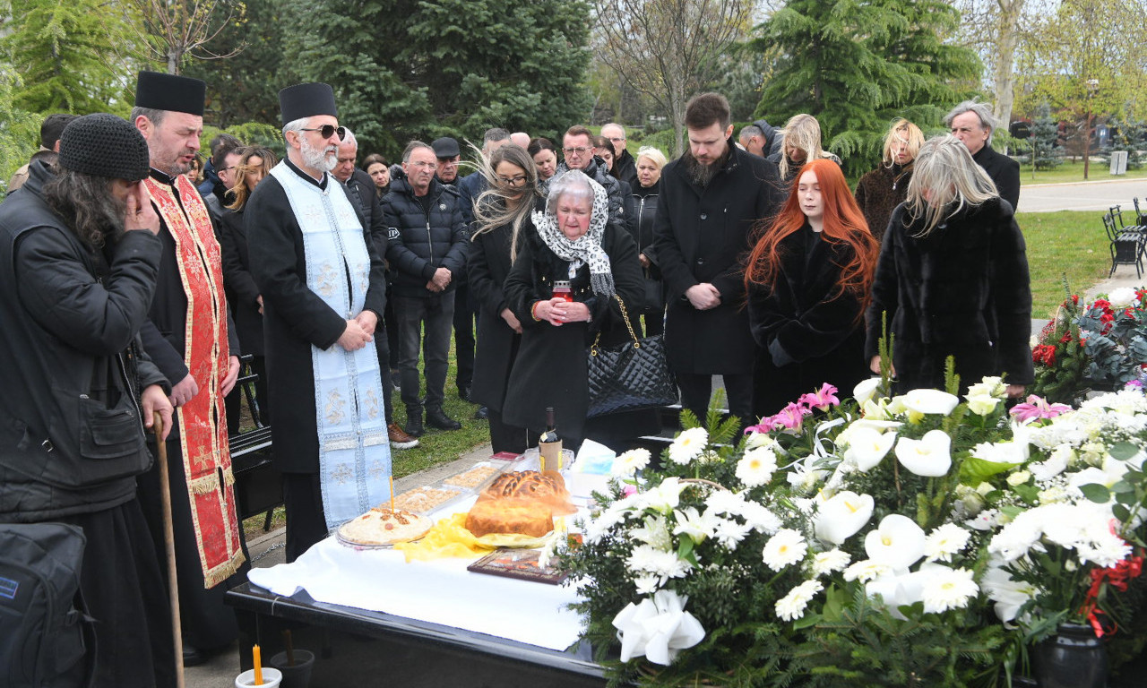 EVO KO JE SVE OD POZNATIH DOŠAO NA POMEN SAŠI POPOVIĆU Samo ove dve pevačice iz "Zvezda Granda" se pojavile (VIDEO)