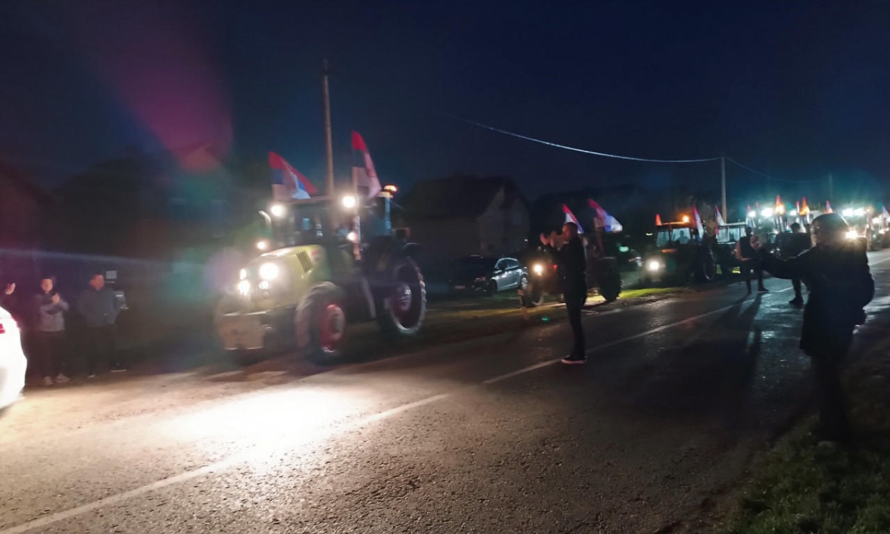 SRPSKE ZASTAVE, VATROMET I BAKLJE! Poljoprivrednici iz Novog Sada krenuli traktorima za Beograd (FOTO/VIDEO)