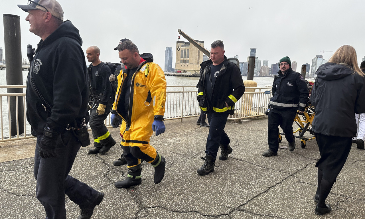 OVO JE TRENUTAK PADA HELIKOPTERA Zaustavio se u vazduhu, a delovi počeli da se odvajaju! (UZNEMIRUJUĆI VIDEO)
