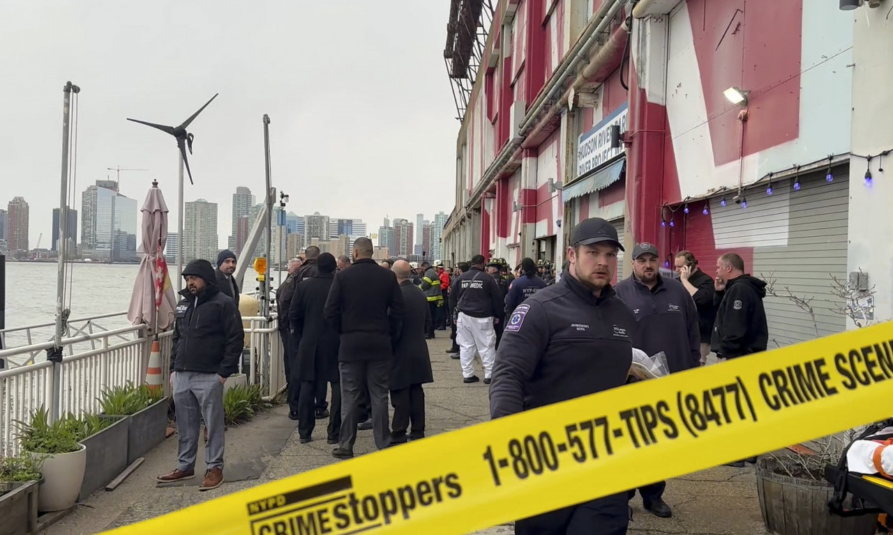 ŠESTORO MRTVIH U PADU HELIKOPTERA U NJUJORKU! Među njima i troje dece, a evo šta kažu očevici (FOTO)