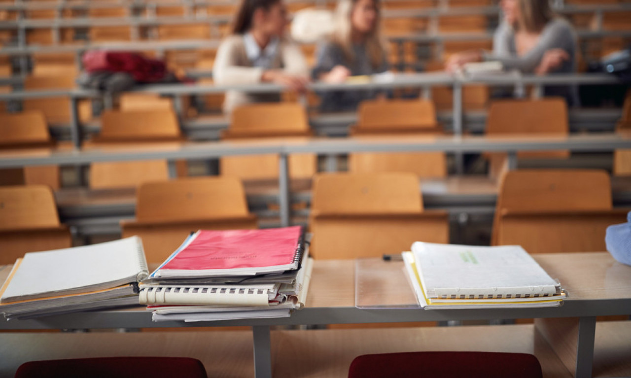 DODIRUJU STUDENTKINJE DA PROVERE DA LI NOSE BRUS Skandal na univerzitetu! (VIDEO)