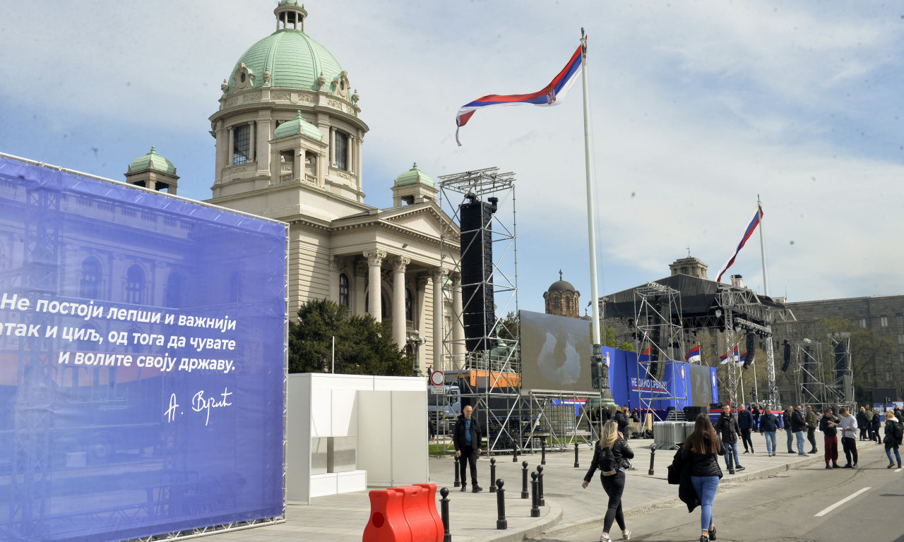 ŠTA SE SADA DEŠAVA NA ULICAMA BEOGRADA Zastave se vijore pred Skupštinom, pevaju se pesme! (FOTO+VIDEO)