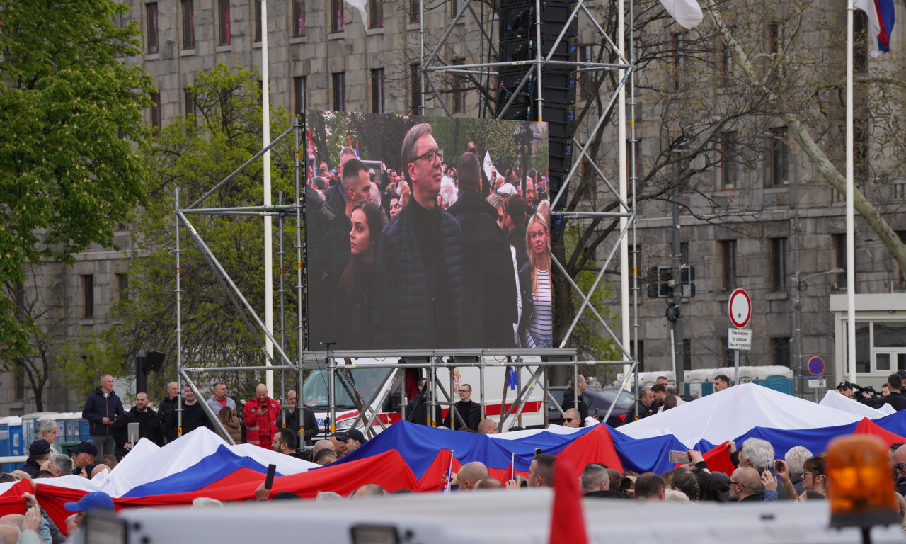 RAZVUČENA NAJDUŽA ZASTAVA SRBIJE IKADA! Vučić: Građani preneli najlepšu moguću poruku - da ne daju svoju državu (VIDEO)