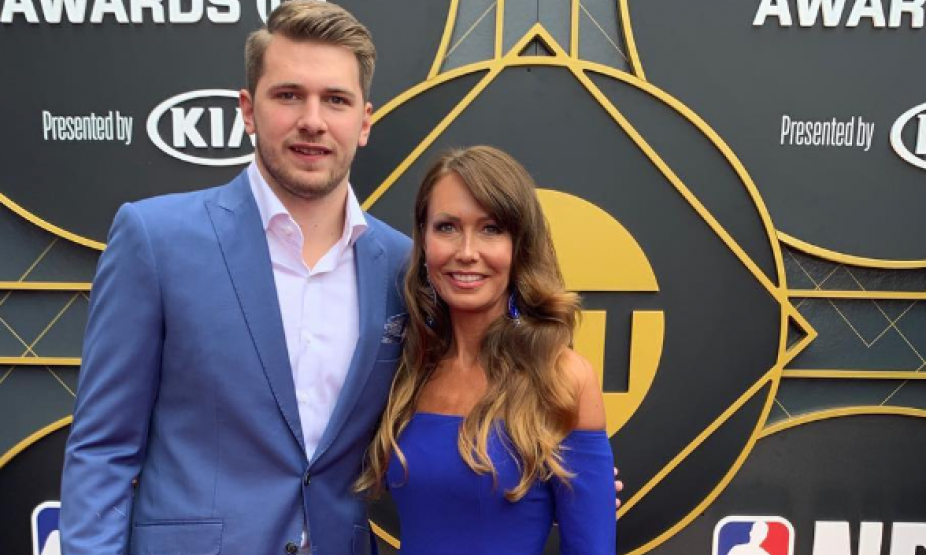 DONČIĆEVA MAMA UKRALA ŠOU U DALASU! Mirjam Poterbin zablistala na tribinama, svi gledali u nju (FOTO)