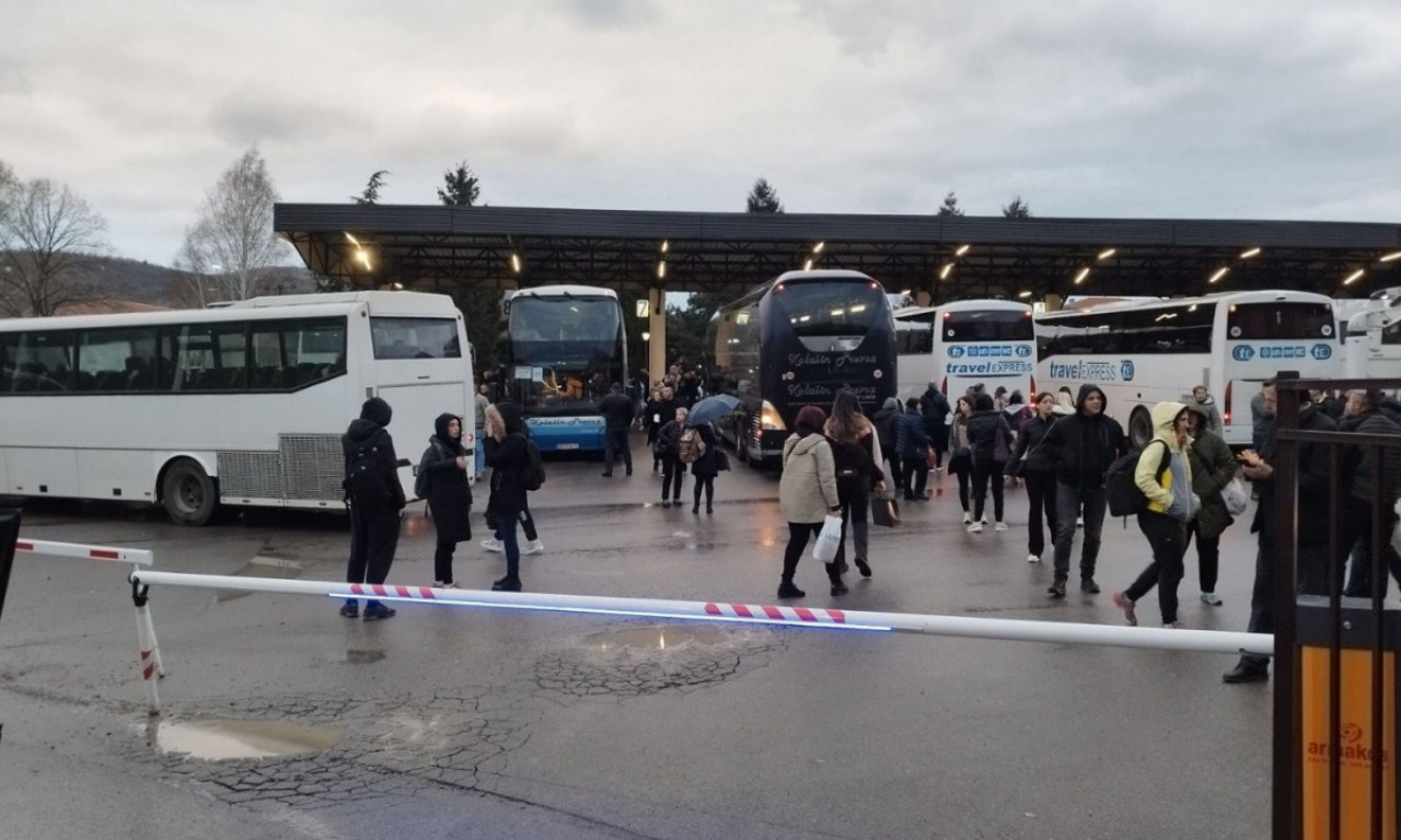 "ZASLUŽIO JE VUČIĆ I VIŠE OD OVOGA" Na prelazima krcato, kolone vozila... Ali narod ima isti cilj - evo šta kažu