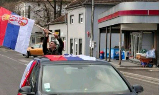 OVAJ AUTOMOBIL KRADE SVE POGLEDE KA BEOGRADU Vijori se trobojka, a na haubi poruka za Vučića (FOTO)