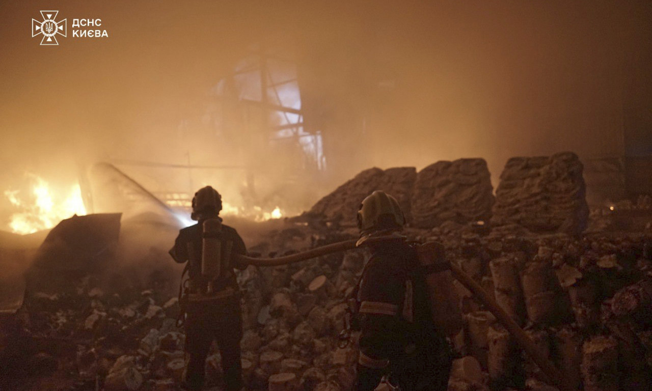 POŽARI U KIJEVU POSLE NAPADA DRONOVA! Ima povređenih, oštećene kuće i objekti, jezive scene (FOTO)