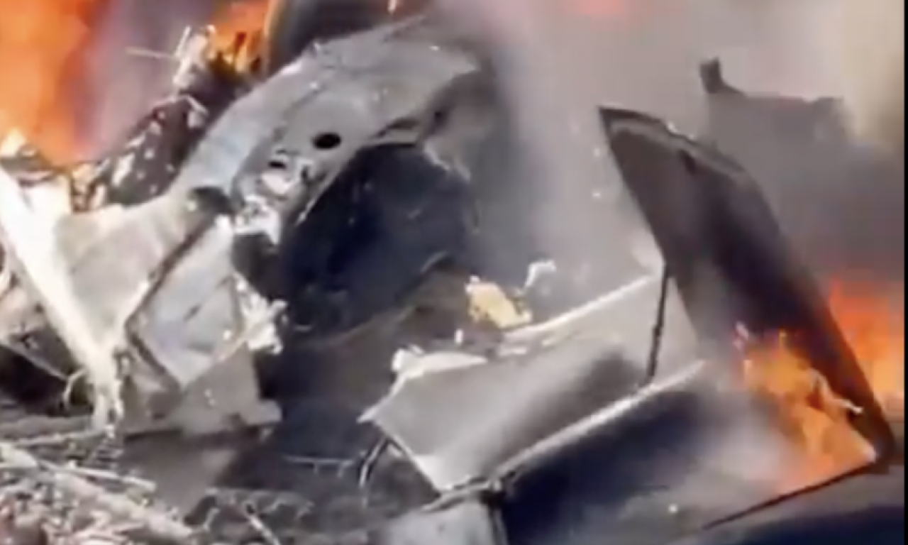 SVI PUTNICI POGINULI U PADU AVIONA Srušio se na šine, pa nestao u buktinji (VIDEO)