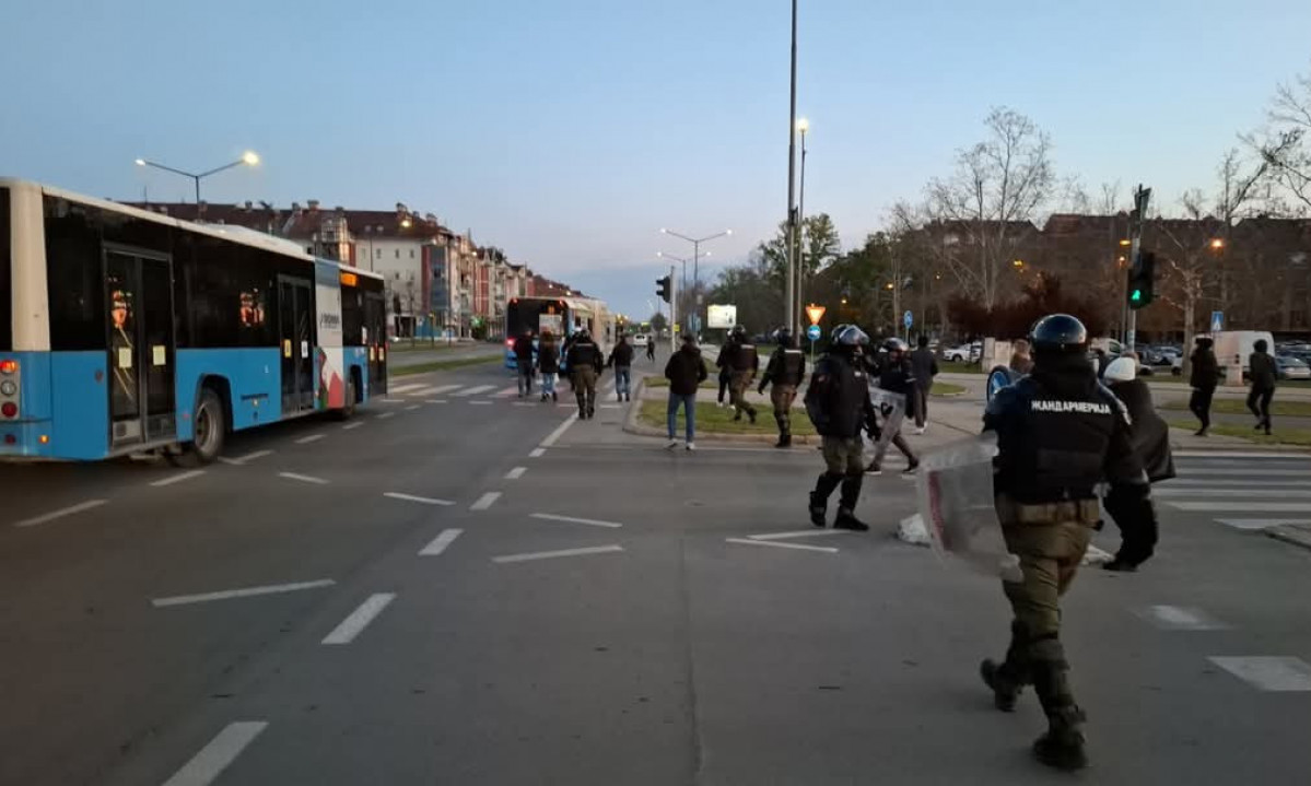 GRUPA STUDENATA POKUŠALA DA ZAUSTAVI POLAZAK AUTOBUSA NA SKUP Pogledajte blokadu u Novom Pazaru (VIDEO)