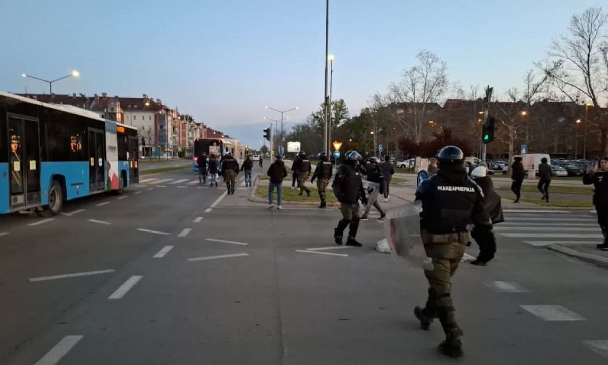GRUPA STUDENATA POKUŠALA DA ZAUSTAVI POLAZAK AUTOBUSA NA SKUP Pogledajte blokadu u Novom Pazaru (VIDEO)