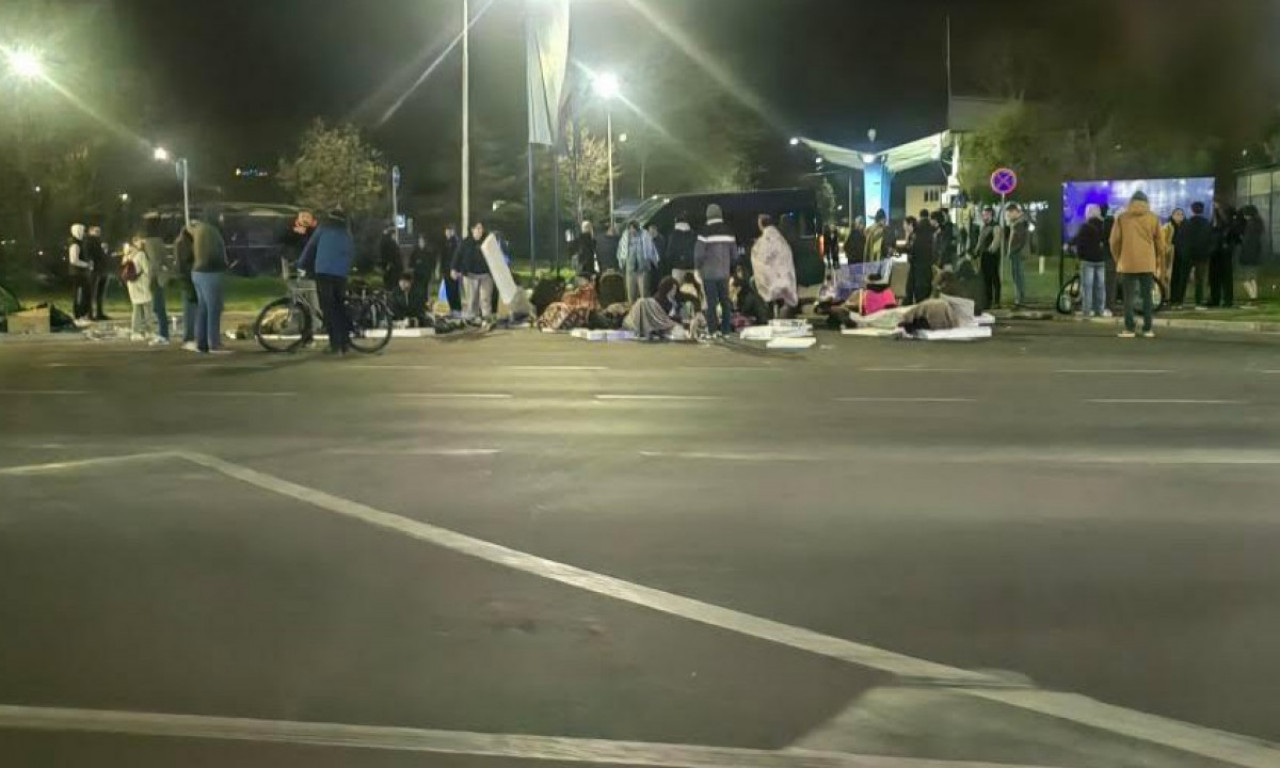 STUDENTI U BLOKADI SE OKUPILI ISPRED POLICIJE NA NOVOM BEOGRADU: Imaju samo jedan zahtev, evo šta traže!