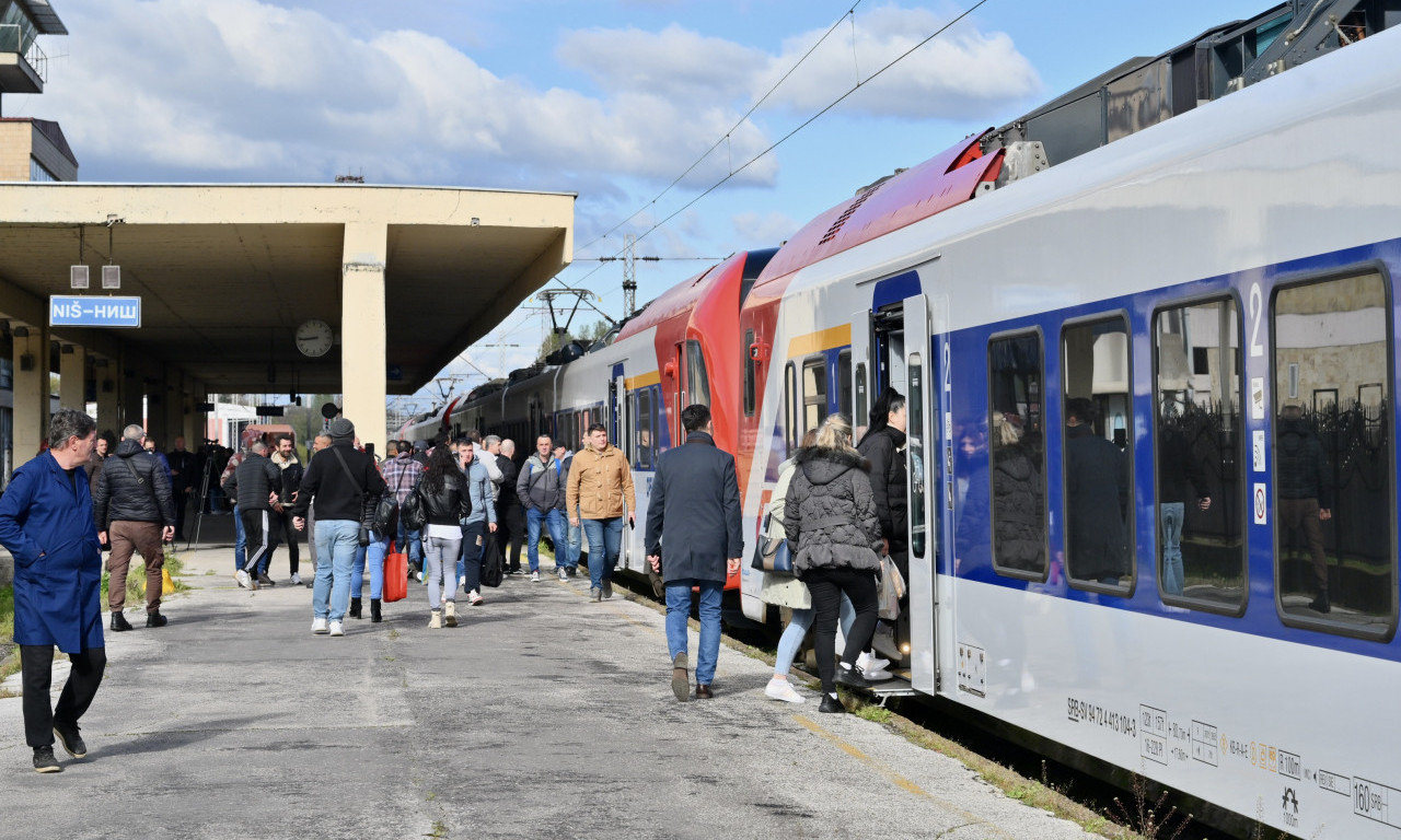 GRAĐANI NIŠA KRENULI VOZOM NA SKUP U BEOGRAD Danas šaljemo poruku mira i jedinstva srpskog naroda (FOTO)