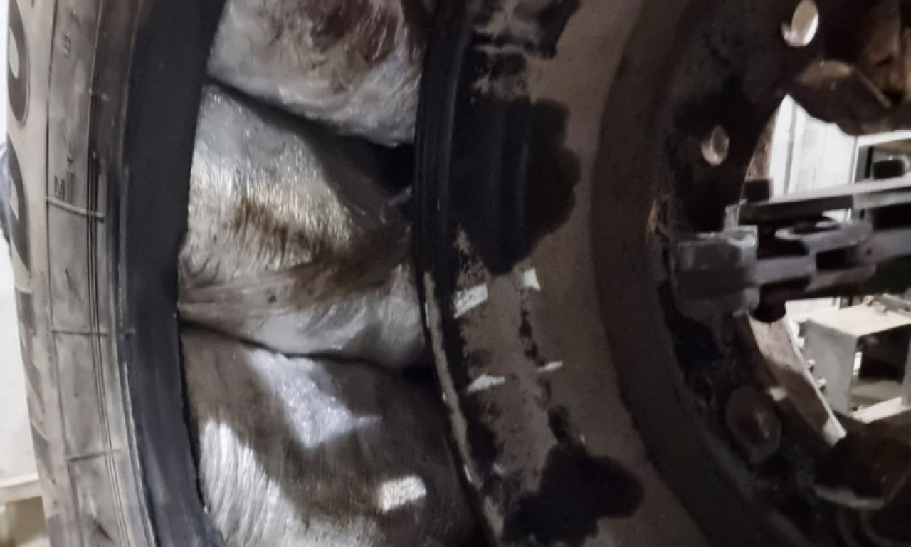 DROGU KRILI U TOČKU! Velika akcija policije u Novom Pazaru, zaplenili 21,5 kg kanabisa i lekove (FOTO)