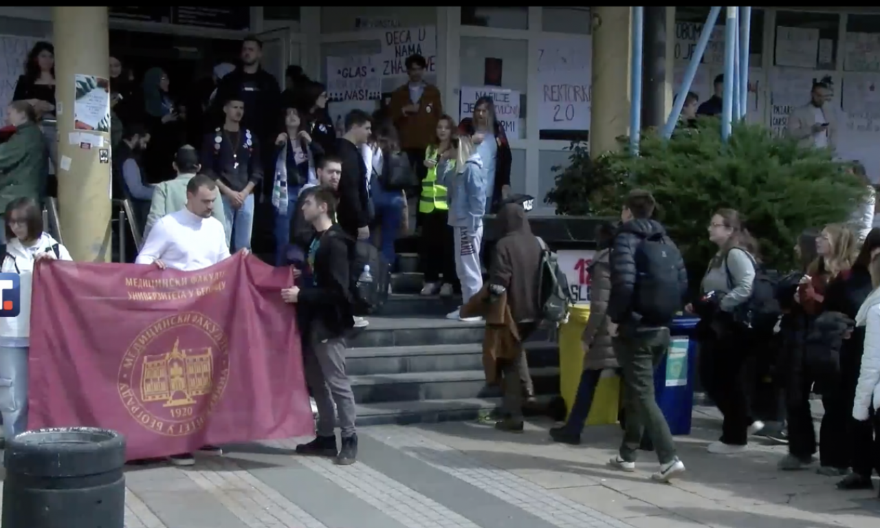 CENTAR NOVOG PAZARA BLOKIRAN DO 23 ČASA Bubnjevi, skandiranje, buka... Evo kako teče protest studenata u blokadi
