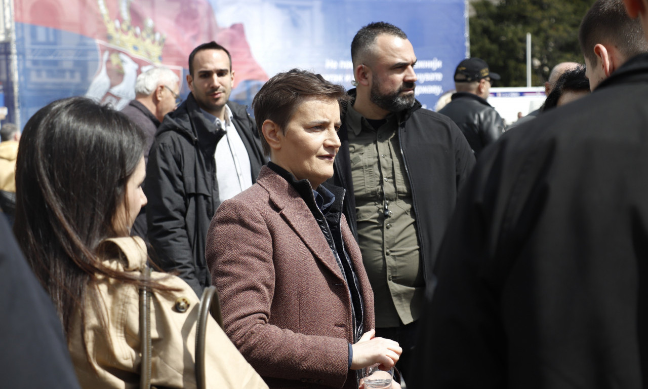 ANA BRNABIĆ MEĐ NARODOM ISPRED SKUPŠTINE NA VELIKOM SABORU "Ovo je simbol kraja petomesečnog terora i podela"