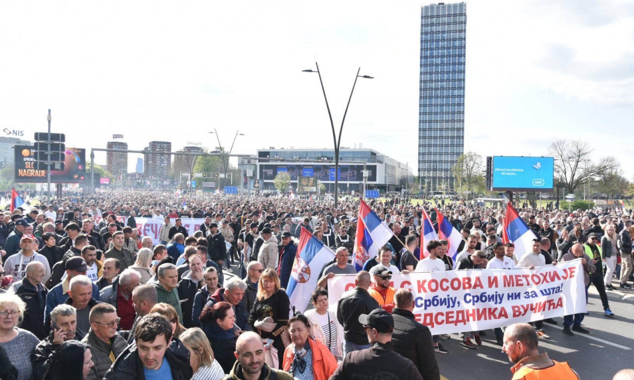 KAKAV PRIZOR! Stiglo više od 9.000 Srba sa Kosova i Metohije, nose zastave, a ovo skandiraju (FOTO)