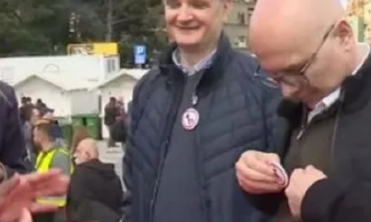 "Ć KAO ĆIRILICA, Ć KAO ĆACI": Vučević dobio bedž od studenata iz Pionirskog parka