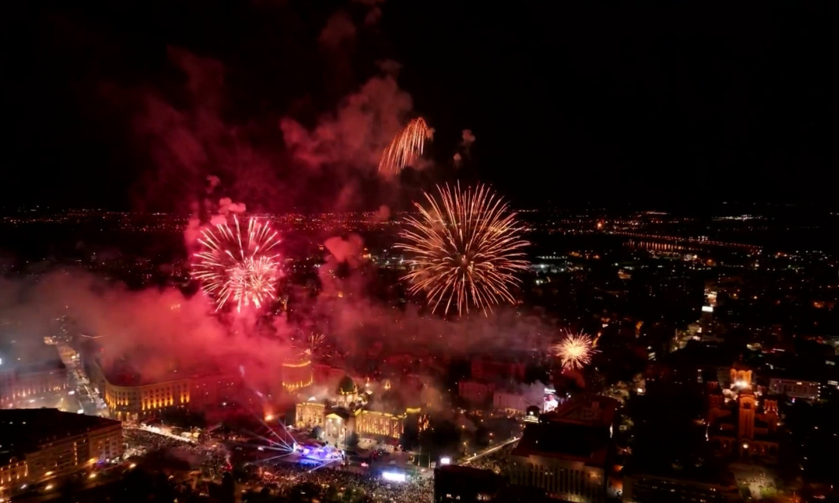 DOK JE VUČIĆ MAHAO BARJAKOM, VATROMET JE OBASJAO NEBO Prelepe fotografije sa svenarodnog sabora (FOTO+VIDEO)