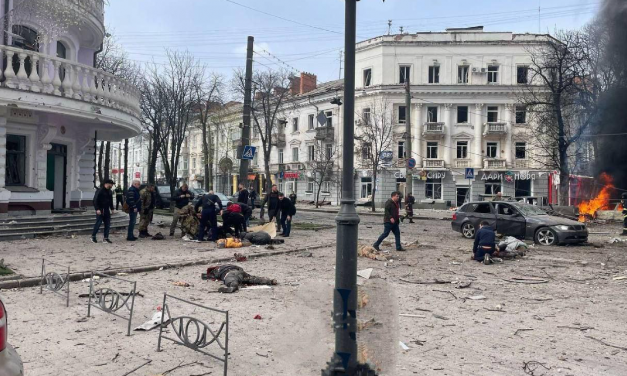 UZNEMIRUJUĆI SNIMAK Ima mnogo mrtvih! Rusi žestoko udarili na Ukrajinu - stravične scene iz centra Sumija