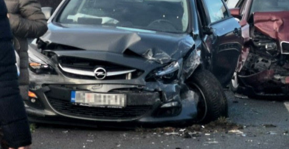 UDES NA OBRENOVAČKOM PUTU NAPRAVIO KOLAPS Žestoka saobraćajka ka Beogradu, vozila stoje u koloni