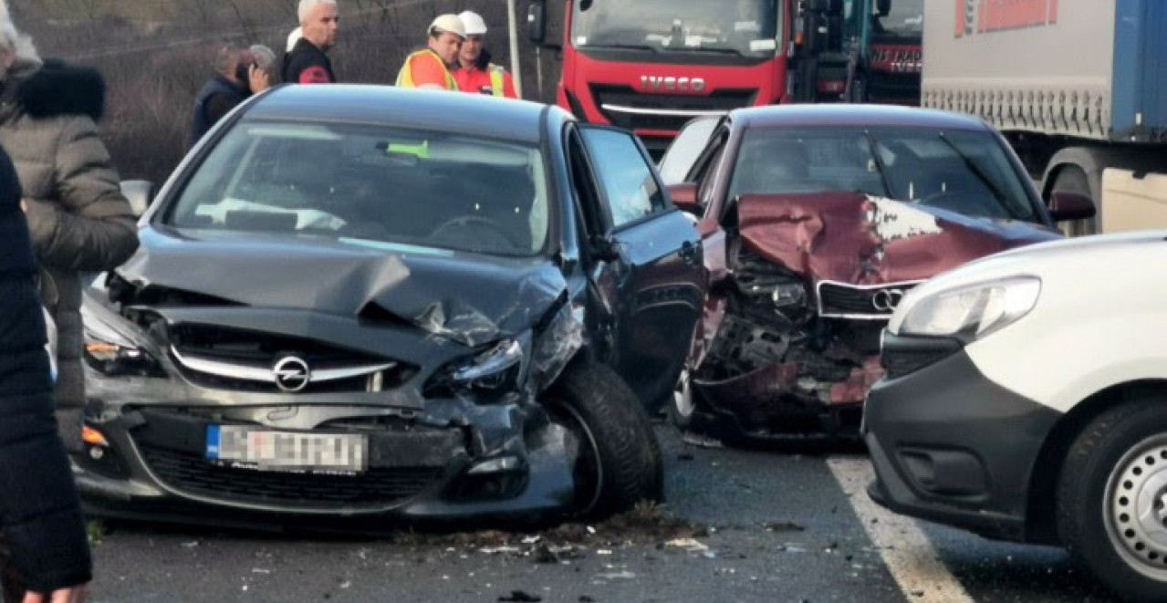 UDES NA OBRENOVAČKOM PUTU NAPRAVIO KOLAPS Žestoka saobraćajka ka Beogradu, vozila stoje u koloni