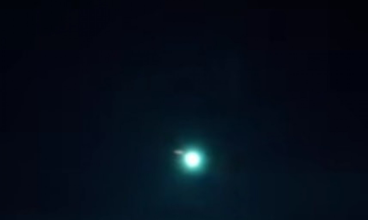 NEOBIČNA POJAVA NA NEBU POJAVILA SE SINOĆ Ovo se ne viđa tako često - svi se pitaju o čemu se radi (FOTO)