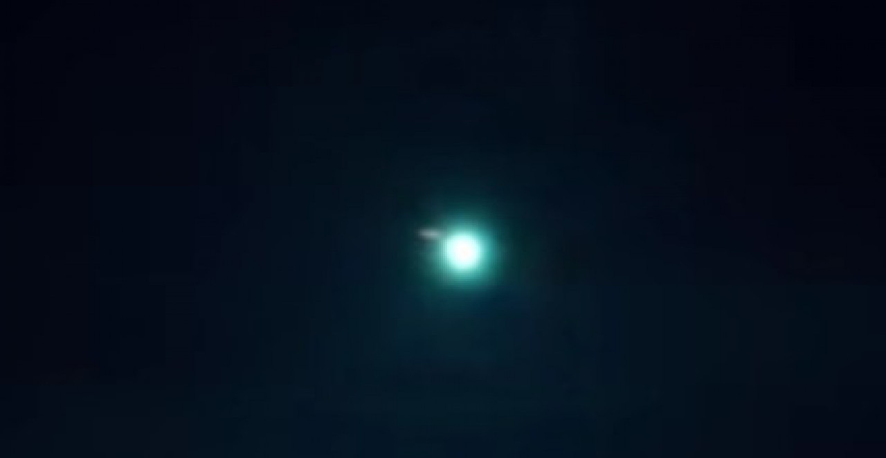 NEOBIČNA POJAVA NA NEBU POJAVILA SE SINOĆ Ovo se ne viđa tako često - svi se pitaju o čemu se radi (FOTO)