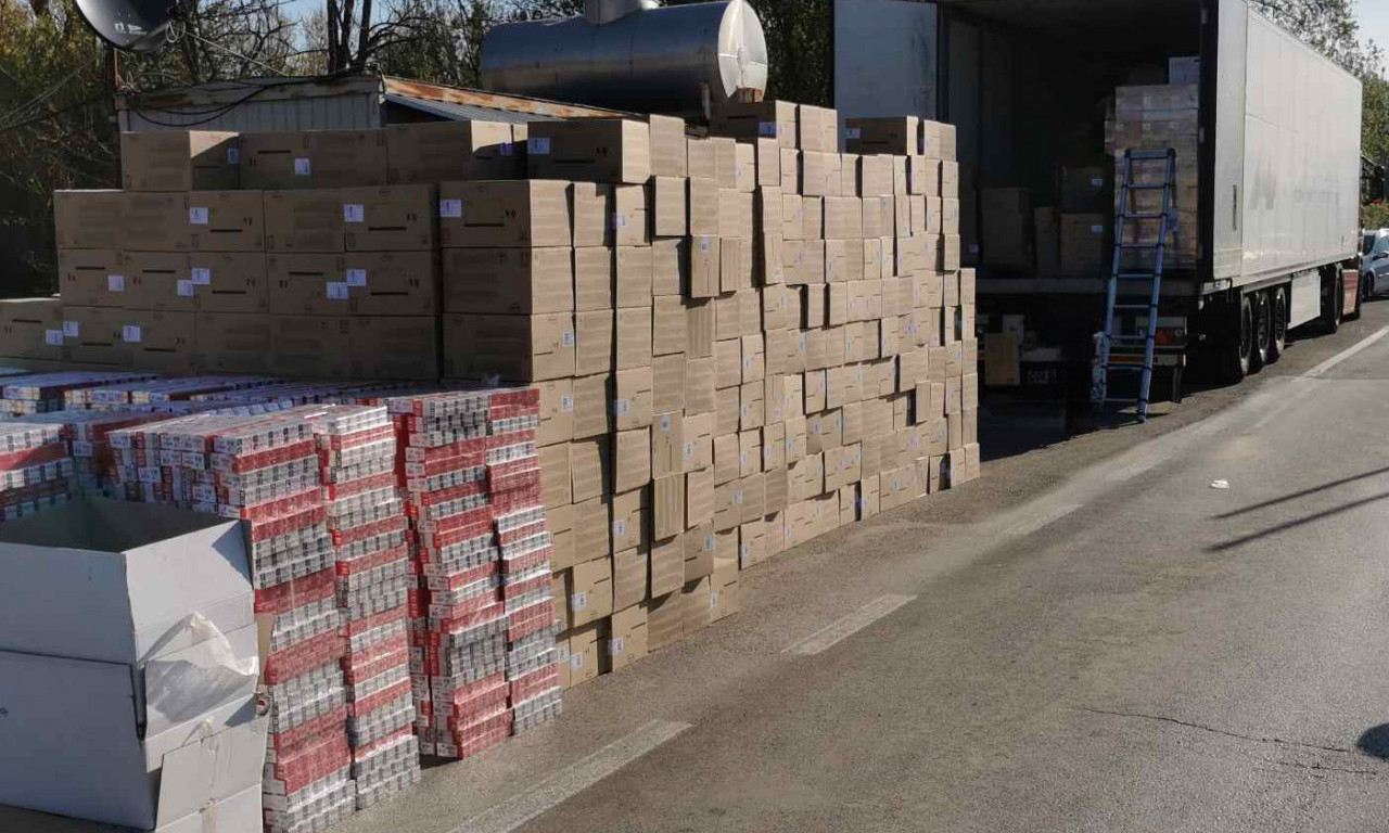 POLICIJA ZAPLENILA OKO 3.000 BOKSOVA NEPRIJAVLJENIH CIGARETA Vozač kamiona zadržan