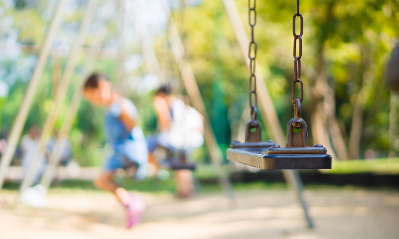 DEČAK (12) PUCAO GLOKOM NA IGRALIŠTU: Naterao vršnjaka da klekne!