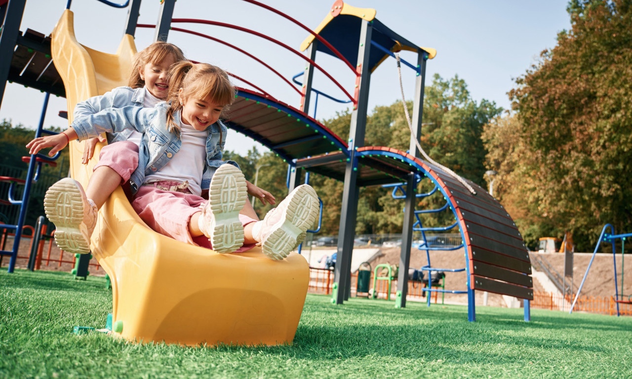 STIŽE DECEMBARSKI DEČIJI DODATAK: Evo kada ležu pare na vaše račune i koliko će biti u 2026.