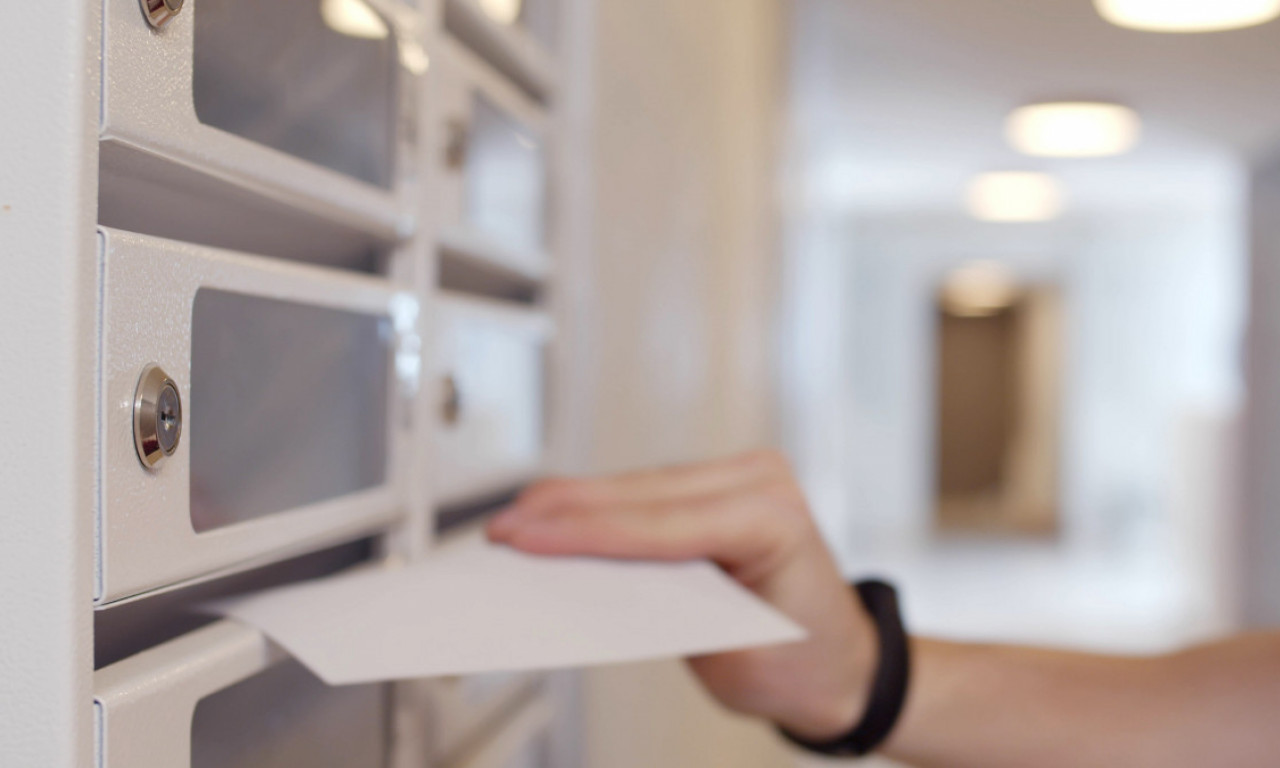 MUŠKARAC UBACIVAO PETARDE U POŠTANSKE SANDUČIĆE Haos na Novom Beogradu!