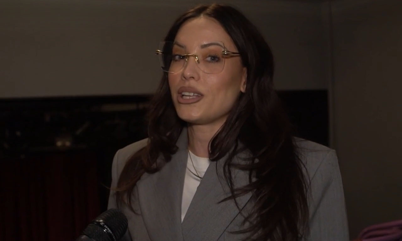 MIRKA VASILJEVIĆ NA SCENI, A U PUBLICI VUJADIN SAVIĆ Glumica dala komentar na njegov dolazak (VIDEO)