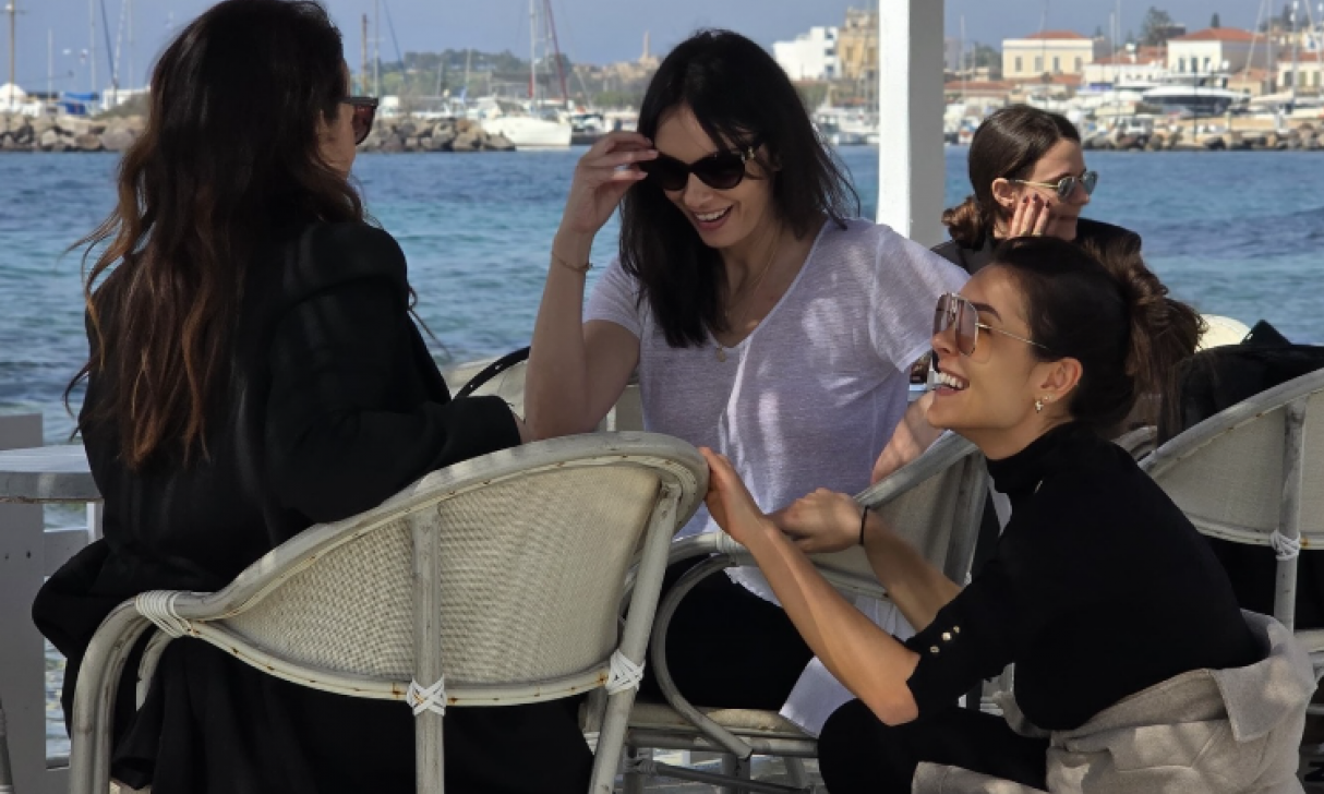 TRI SESTRE MIĆALOVIĆ NA OSTRVU KOJE SRBI OBOŽAVAJU: Sloboda i Dragana pokazale sestru koju retko viđamo!