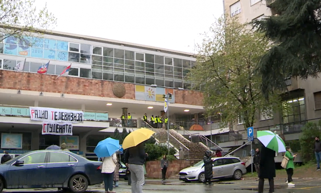 RTS STUDENTIMA: HOĆETE DA NAS UGASITE? Blokada i dalje traje, evo šta se dešava u Takovskoj (VIDEO)