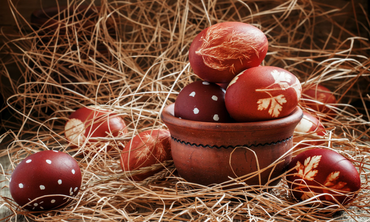 CRVENO JAJE KOJE ČUVA DOM Šta je čuvarkuća, kako se bira i gde se stavlja posle Uskrsa